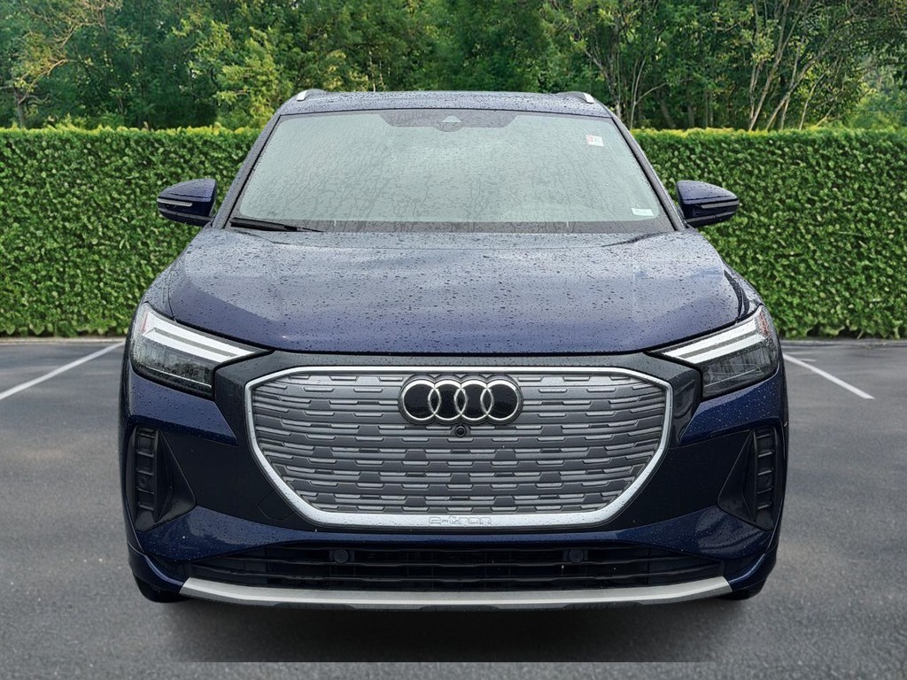 Audi Q4 e-tron Vehicle Full-screen Gallery Image 09