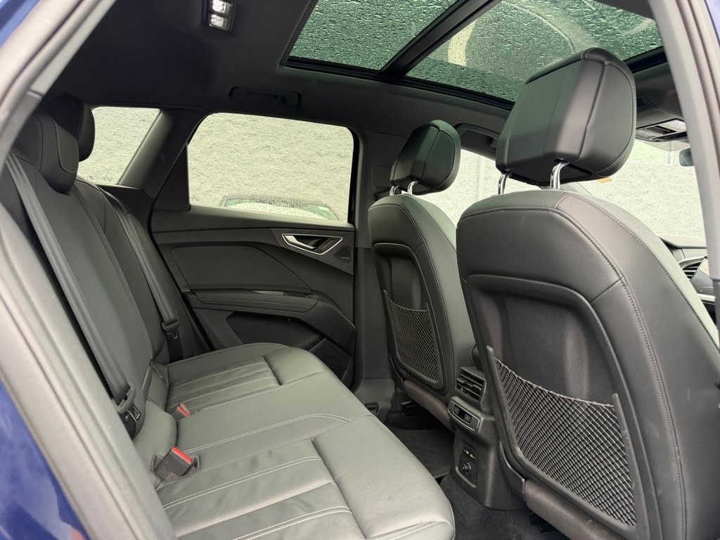 Audi Q4 e-tron Vehicle Full-screen Gallery Image 10