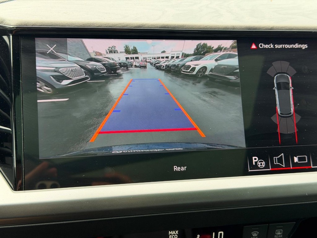 Audi Q4 e-tron Vehicle Full-screen Gallery Image 20