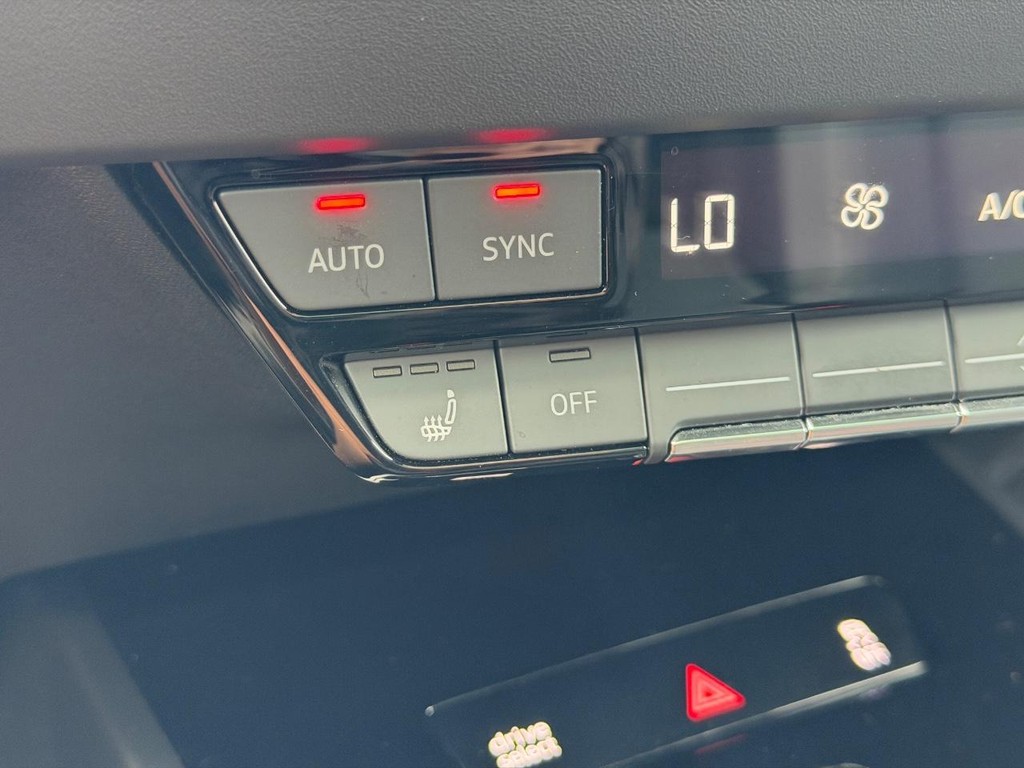 Audi Q4 e-tron Vehicle Full-screen Gallery Image 21
