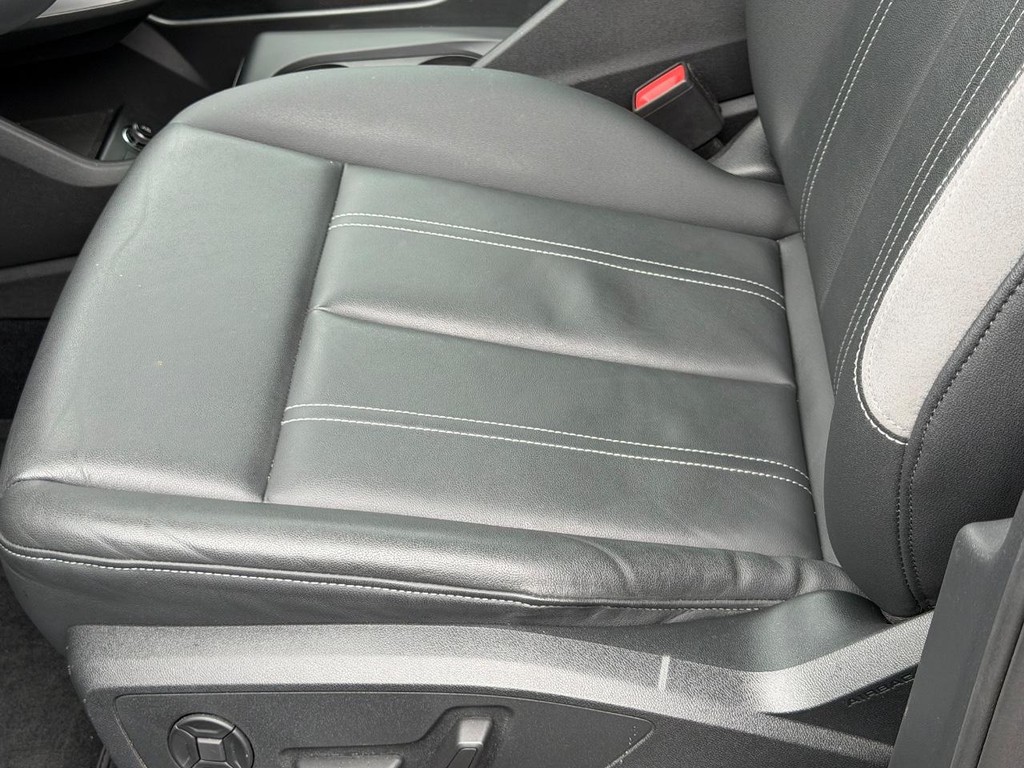 Audi Q4 e-tron Vehicle Full-screen Gallery Image 22