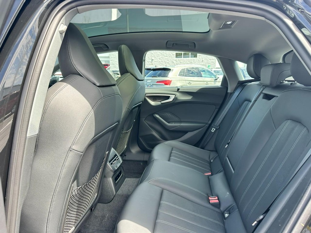 Audi A5 Vehicle Full-screen Gallery Image 09