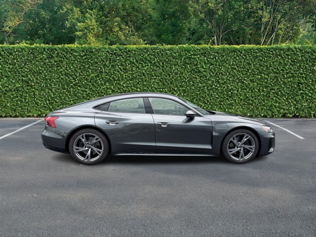 Audi e-tron GT Vehicle Full-screen Gallery Image 02
