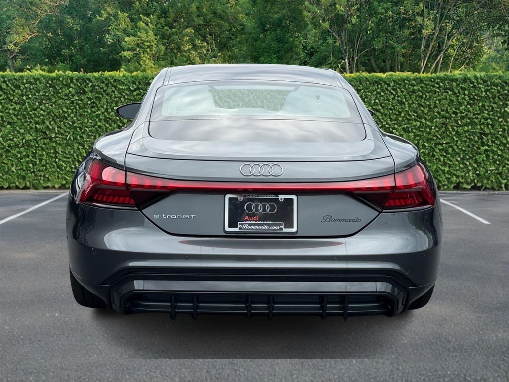 Audi e-tron GT Vehicle Full-screen Gallery Image 05