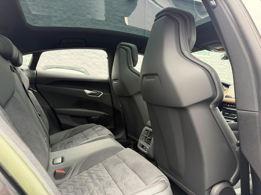 Audi e-tron GT Vehicle Full-screen Gallery Image 10