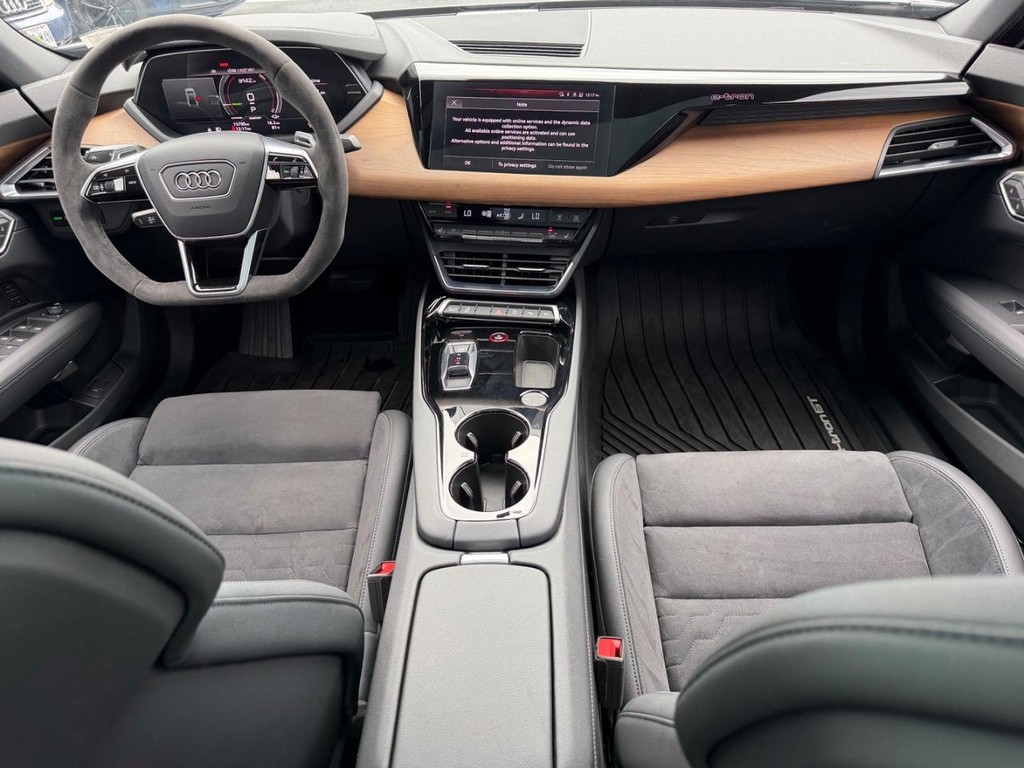 Audi e-tron GT Vehicle Full-screen Gallery Image 11