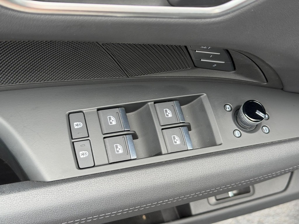 Audi e-tron GT Vehicle Full-screen Gallery Image 15