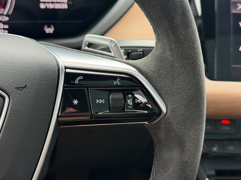 Audi e-tron GT Vehicle Full-screen Gallery Image 18