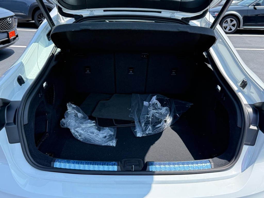 Audi A5 Vehicle Full-screen Gallery Image 04