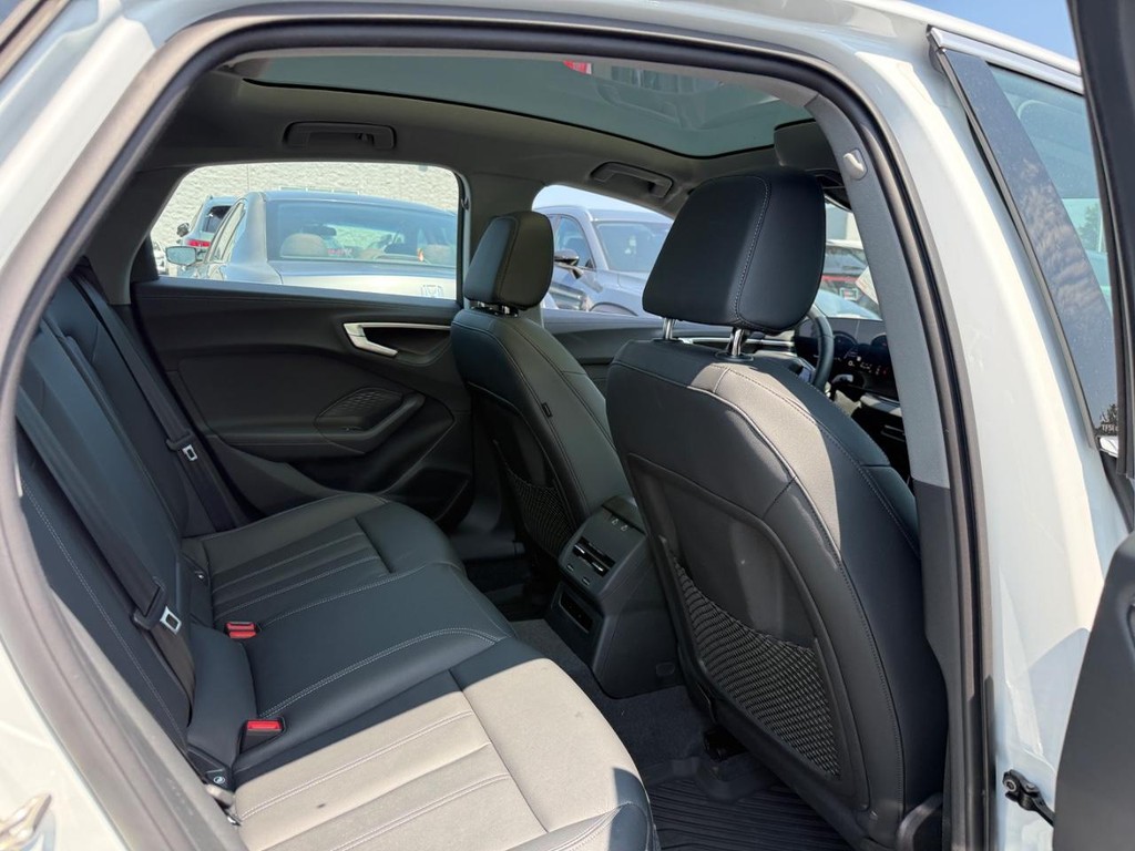 Audi A5 Vehicle Full-screen Gallery Image 10