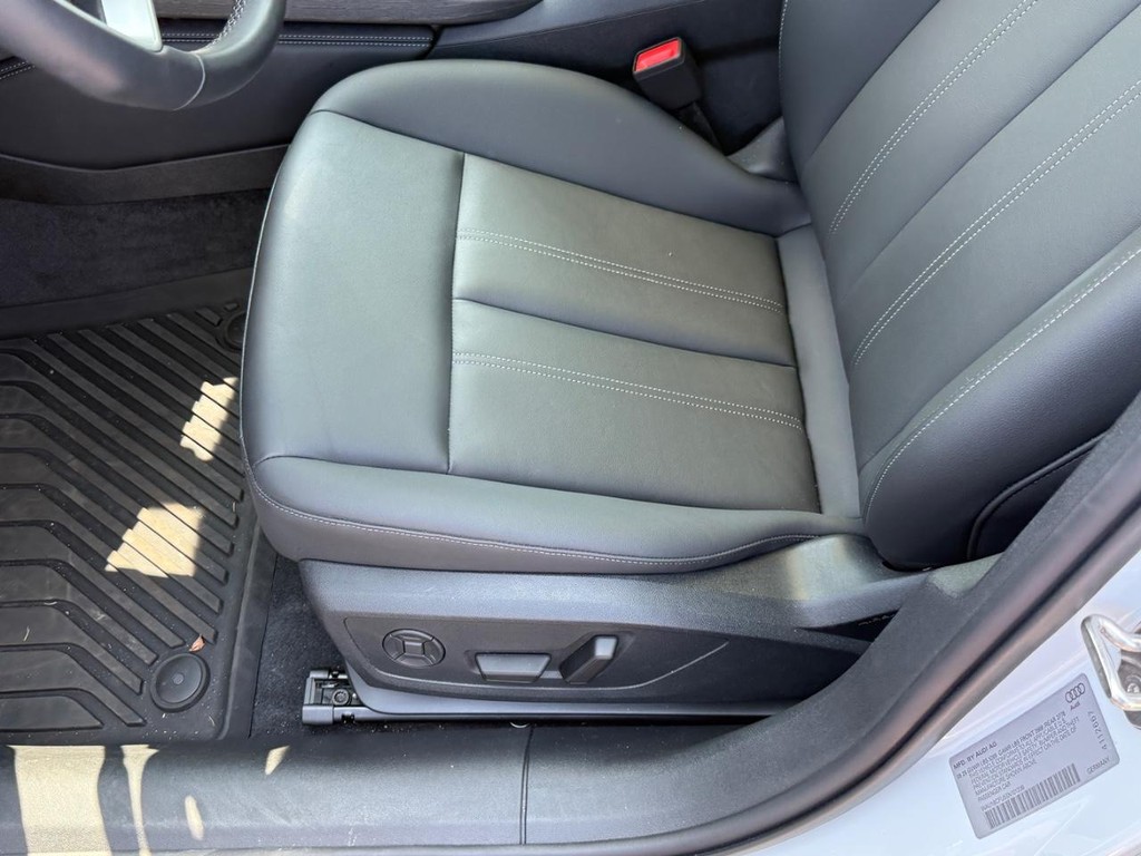 Audi A5 Vehicle Full-screen Gallery Image 16