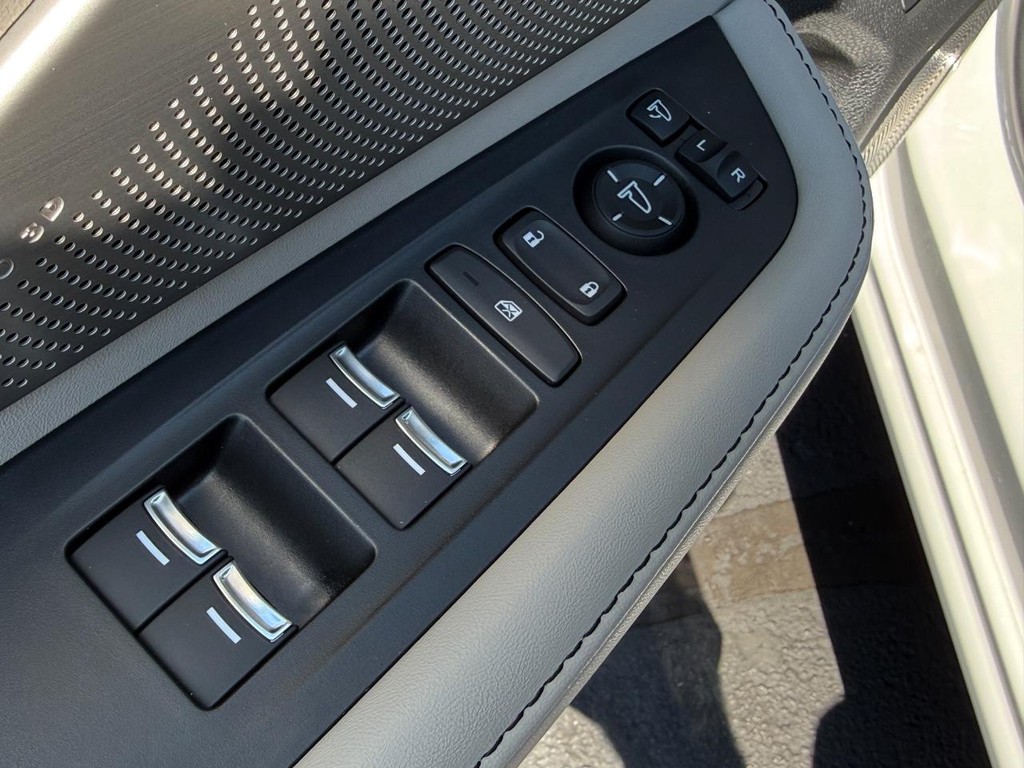 Acura RDX Vehicle Full-screen Gallery Image 15