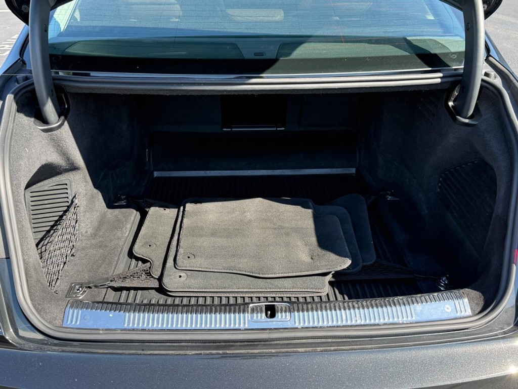Audi A8 Vehicle Full-screen Gallery Image 04