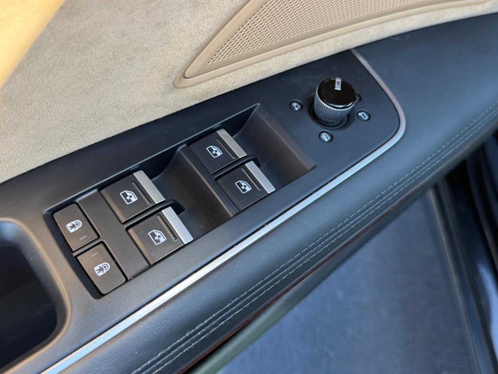 Audi A8 Vehicle Full-screen Gallery Image 15