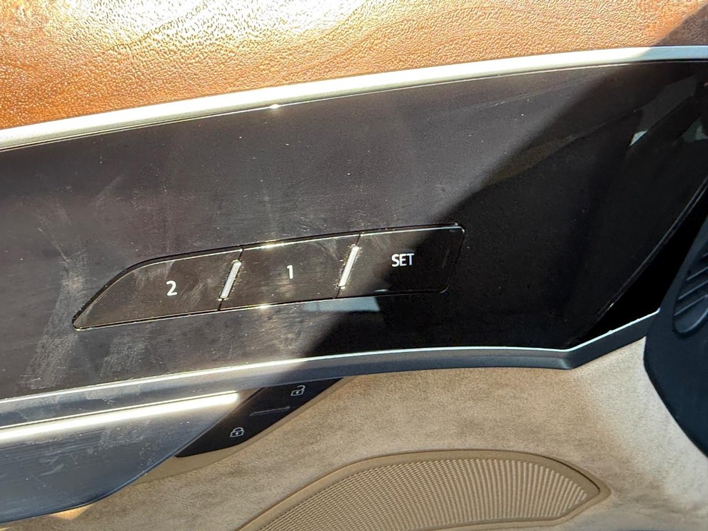 Audi A8 Vehicle Full-screen Gallery Image 16