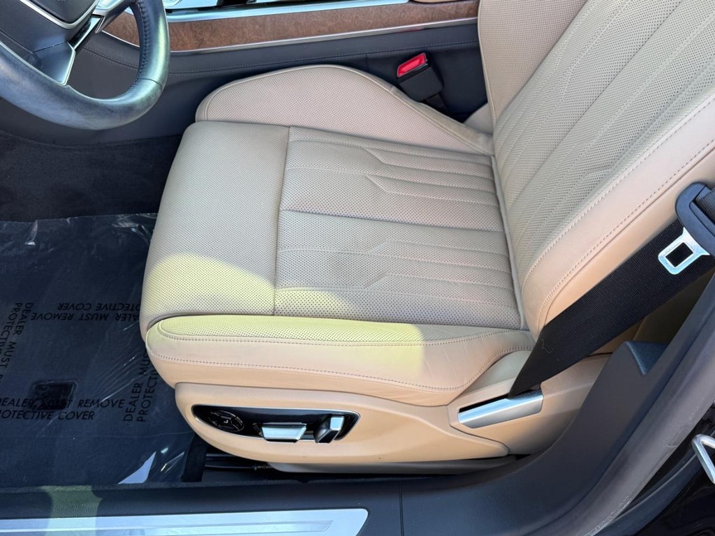 Audi A8 Vehicle Full-screen Gallery Image 17