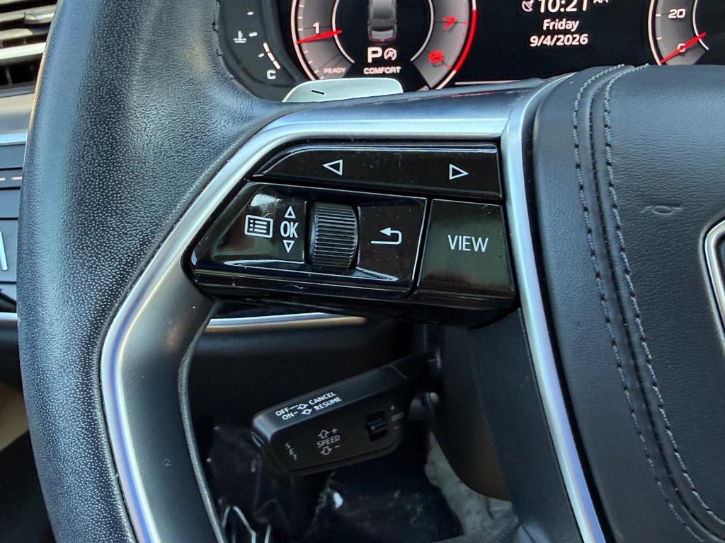 Audi A8 Vehicle Full-screen Gallery Image 18