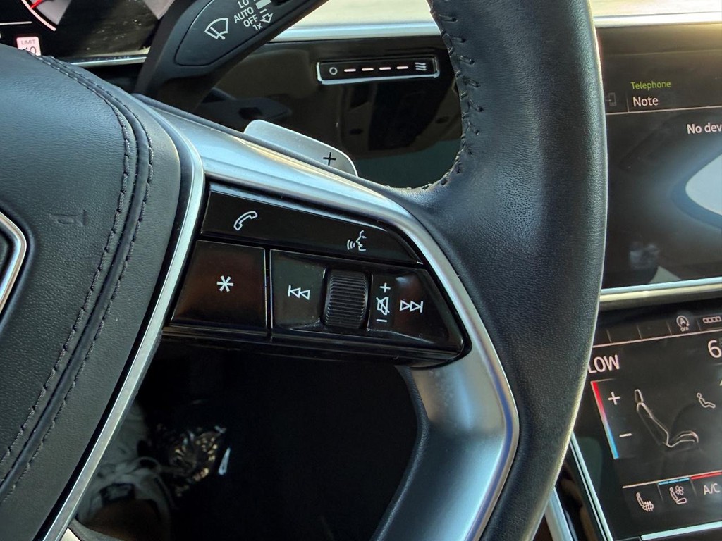 Audi A8 Vehicle Full-screen Gallery Image 19