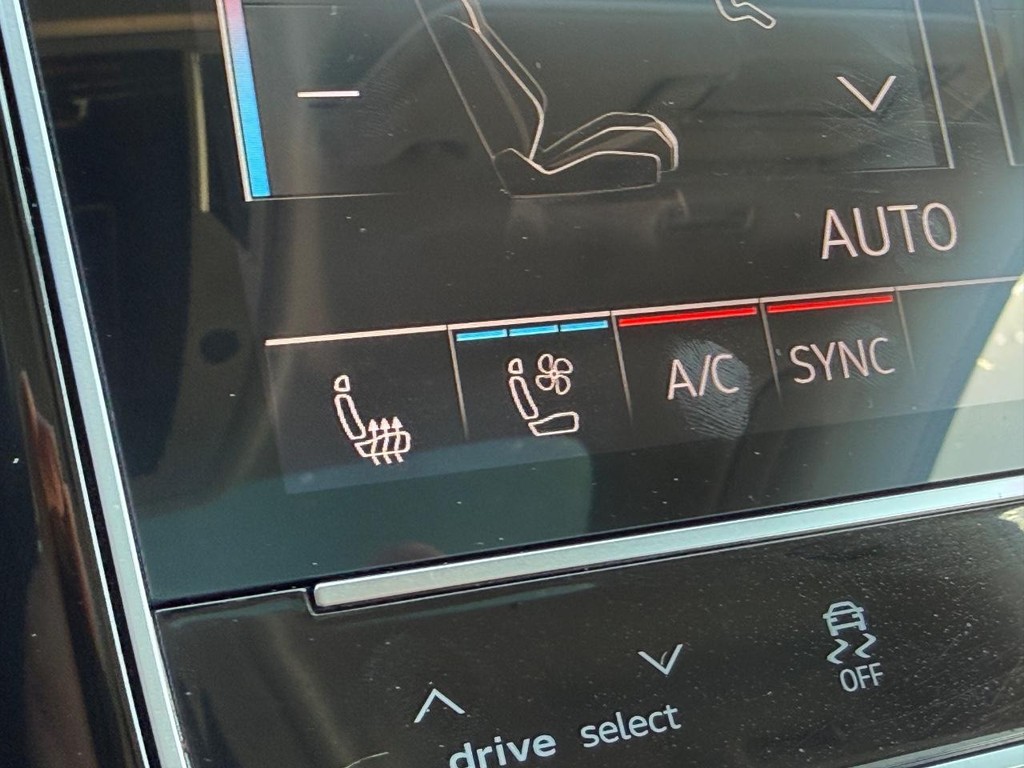 Audi A8 Vehicle Full-screen Gallery Image 23