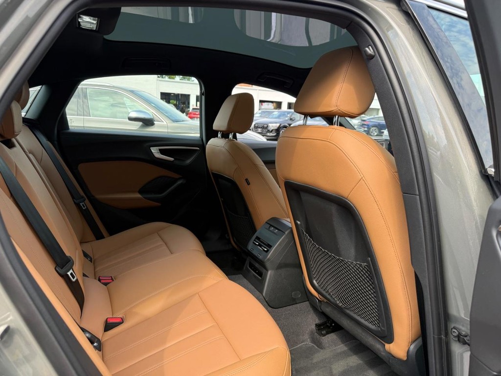 Audi A5 Vehicle Full-screen Gallery Image 10