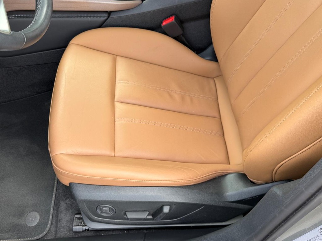 Audi A5 Vehicle Full-screen Gallery Image 16