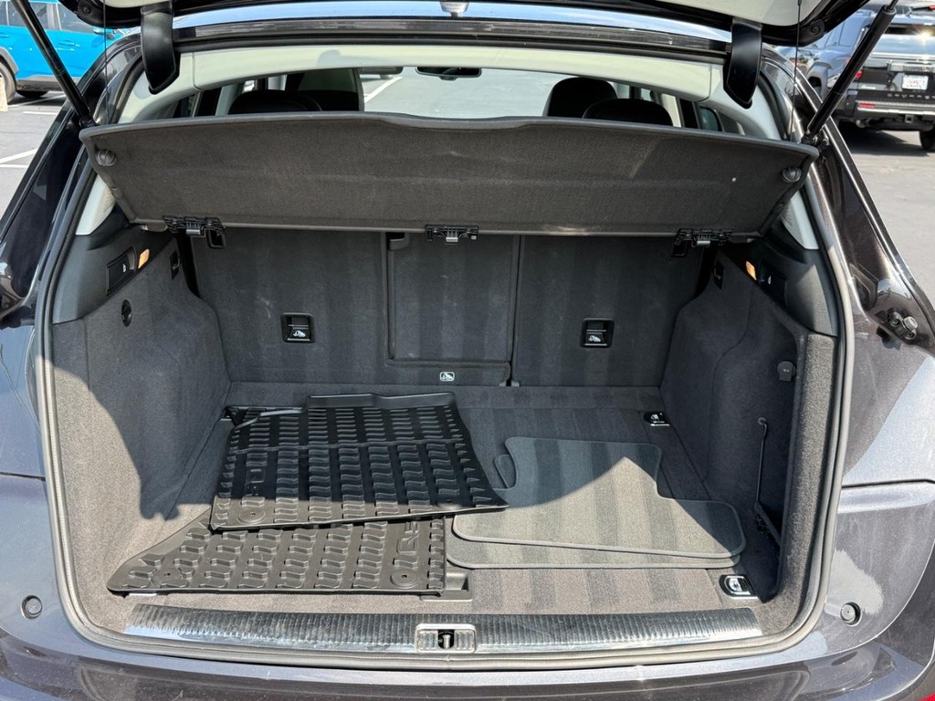 Audi Q5 Vehicle Full-screen Gallery Image 04