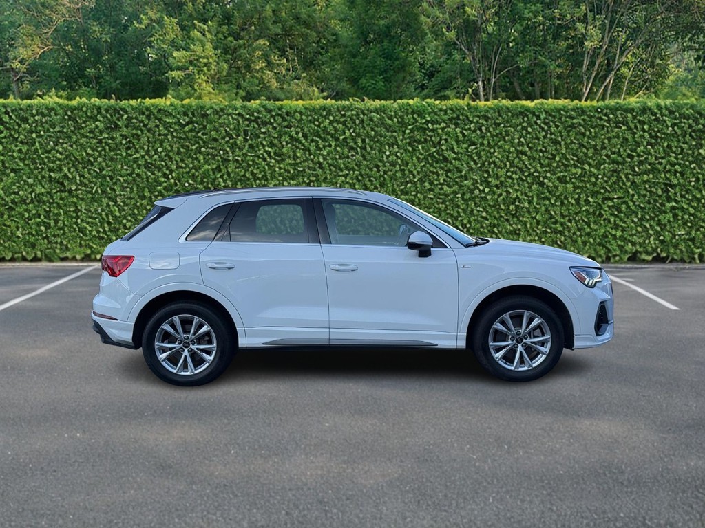 Audi Q3 Vehicle Full-screen Gallery Image 02