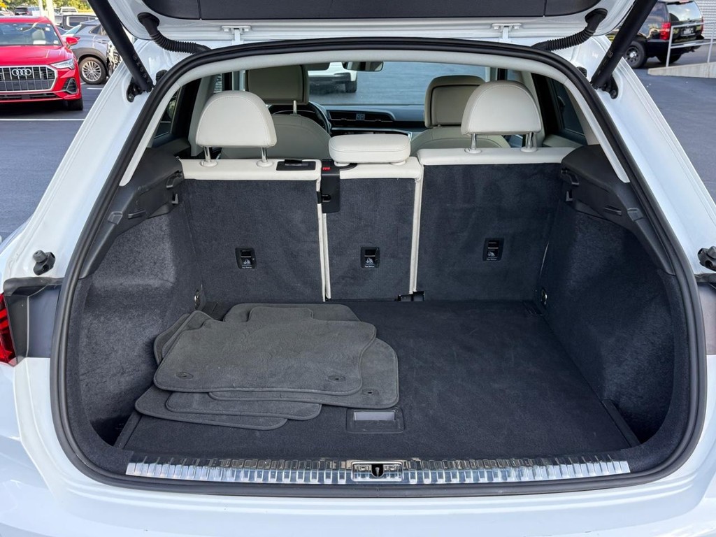 Audi Q3 Vehicle Full-screen Gallery Image 04