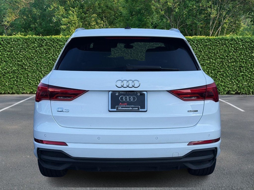 Audi Q3 Vehicle Full-screen Gallery Image 05