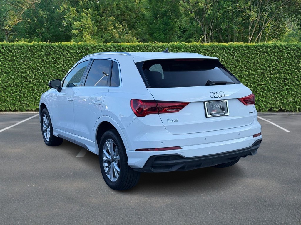 Audi Q3 Vehicle Full-screen Gallery Image 06