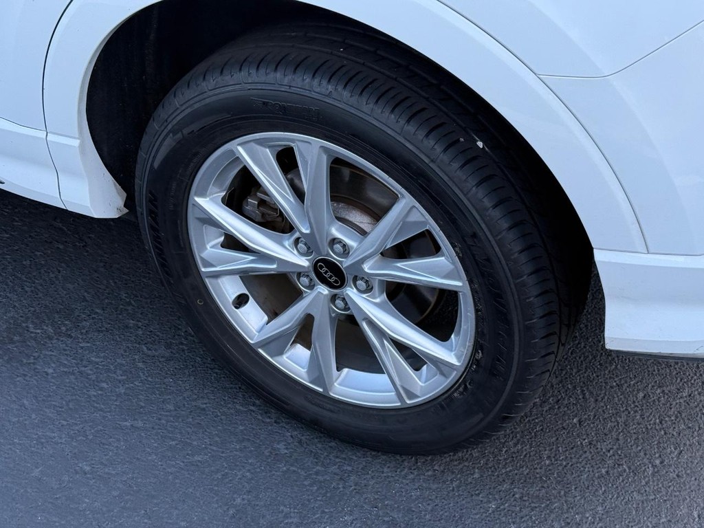 Audi Q3 Vehicle Full-screen Gallery Image 07