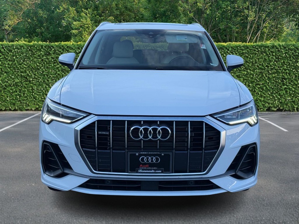 Audi Q3 Vehicle Full-screen Gallery Image 09