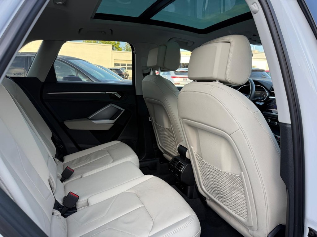 Audi Q3 Vehicle Full-screen Gallery Image 10