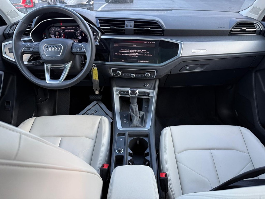 Audi Q3 Vehicle Full-screen Gallery Image 11