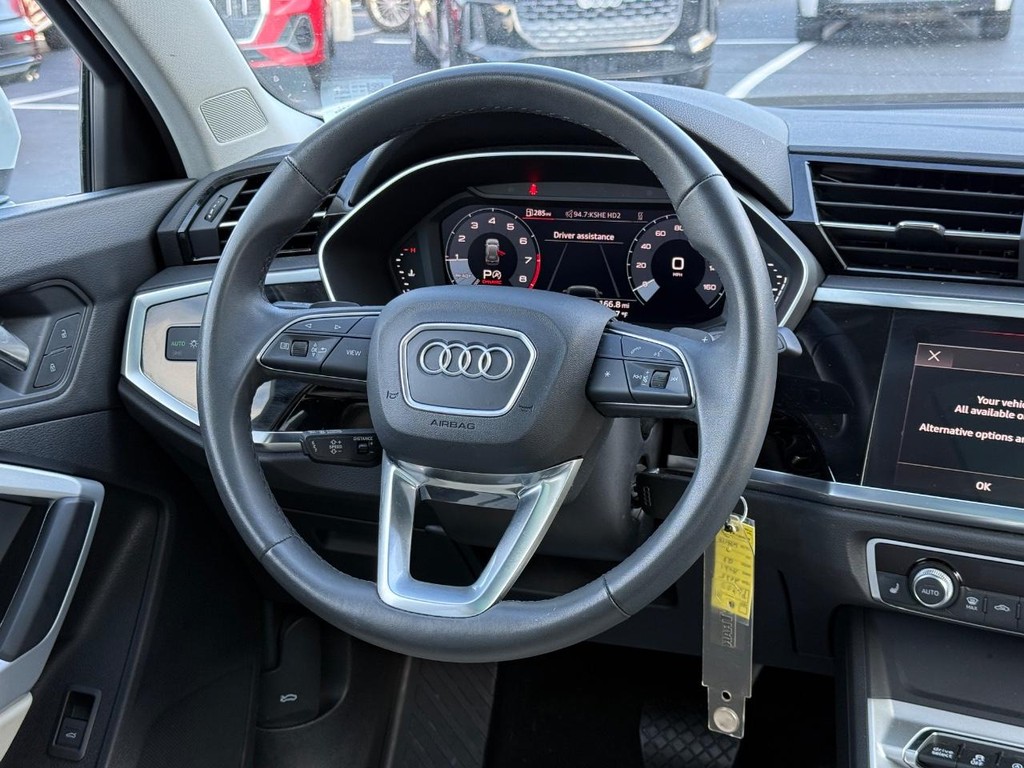 Audi Q3 Vehicle Full-screen Gallery Image 12