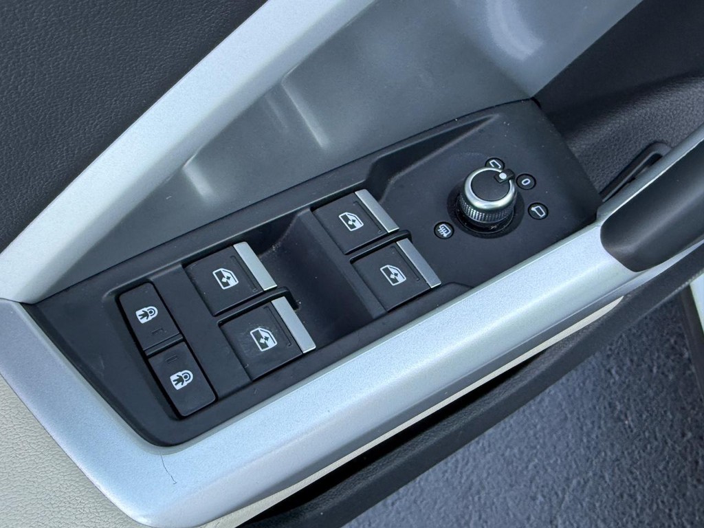 Audi Q3 Vehicle Full-screen Gallery Image 15