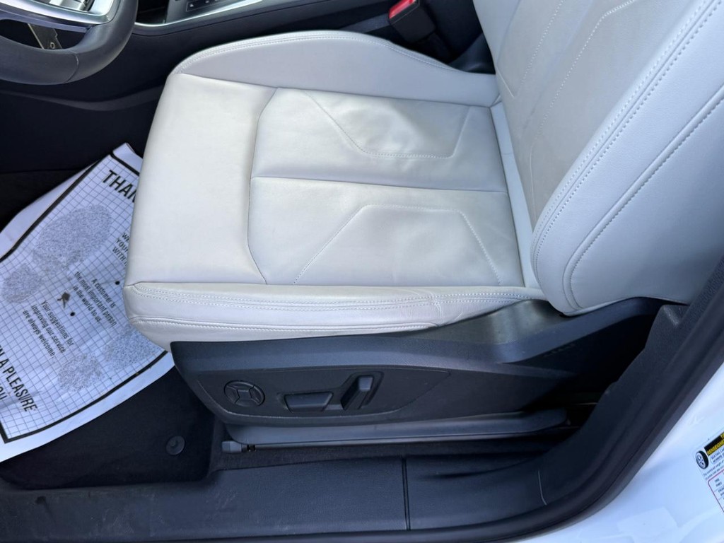 Audi Q3 Vehicle Full-screen Gallery Image 16