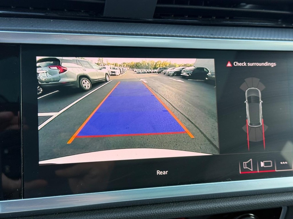 Audi Q3 Vehicle Full-screen Gallery Image 21