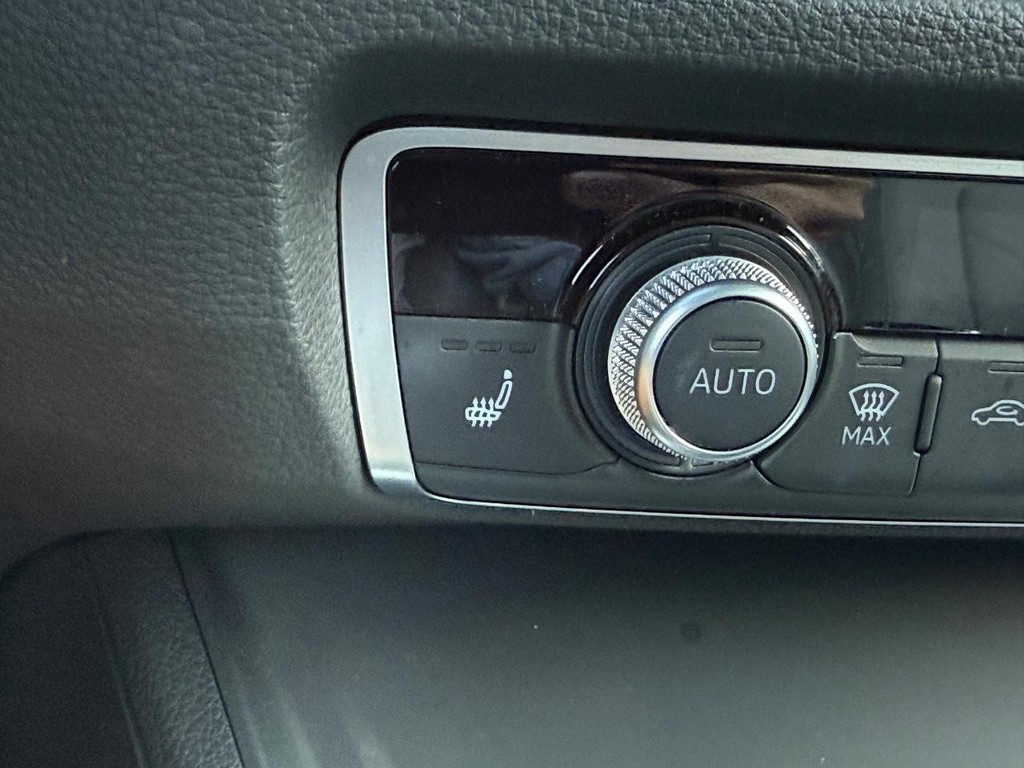 Audi Q3 Vehicle Full-screen Gallery Image 22