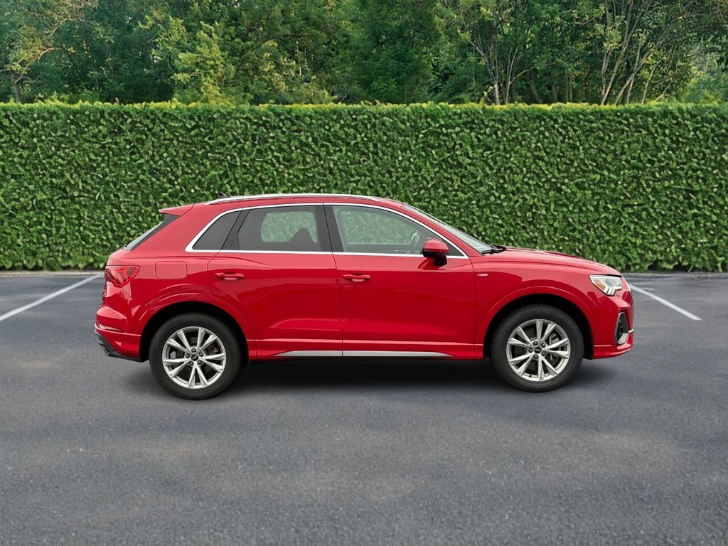 Audi Q3 Vehicle Full-screen Gallery Image 02