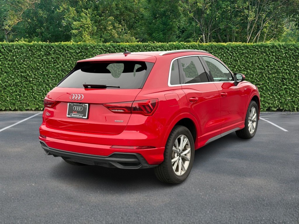 Audi Q3 Vehicle Full-screen Gallery Image 03