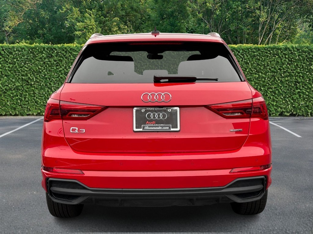 Audi Q3 Vehicle Full-screen Gallery Image 05