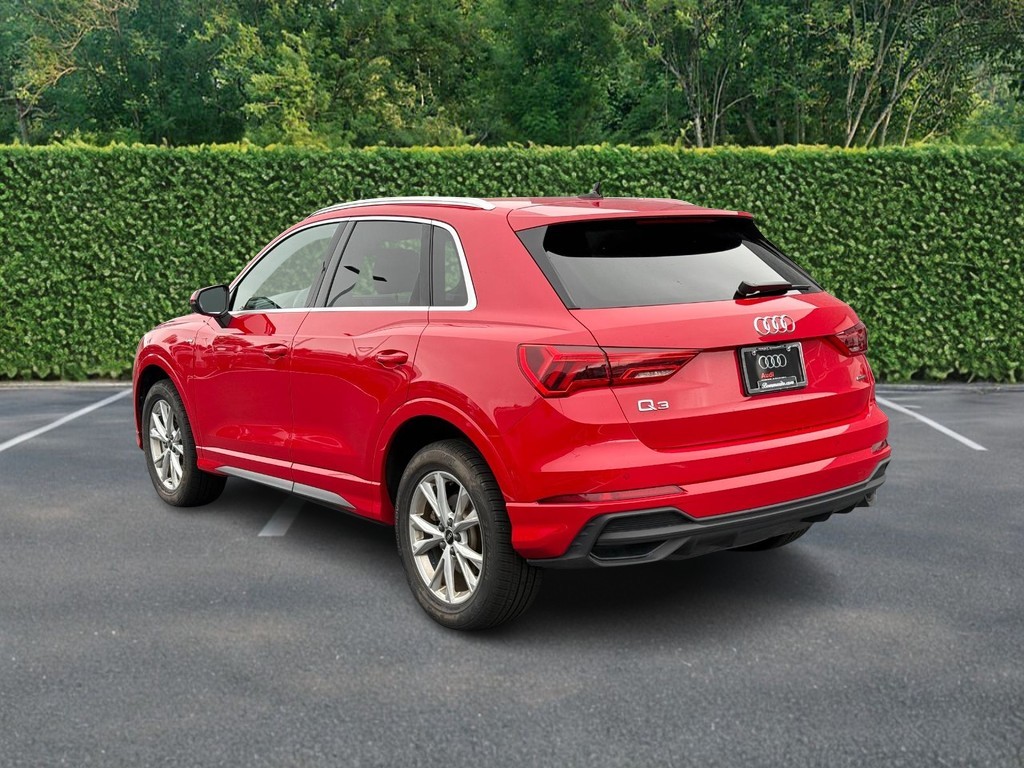 Audi Q3 Vehicle Full-screen Gallery Image 06