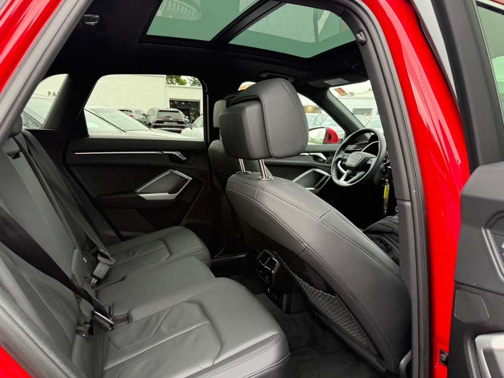 Audi Q3 Vehicle Full-screen Gallery Image 10