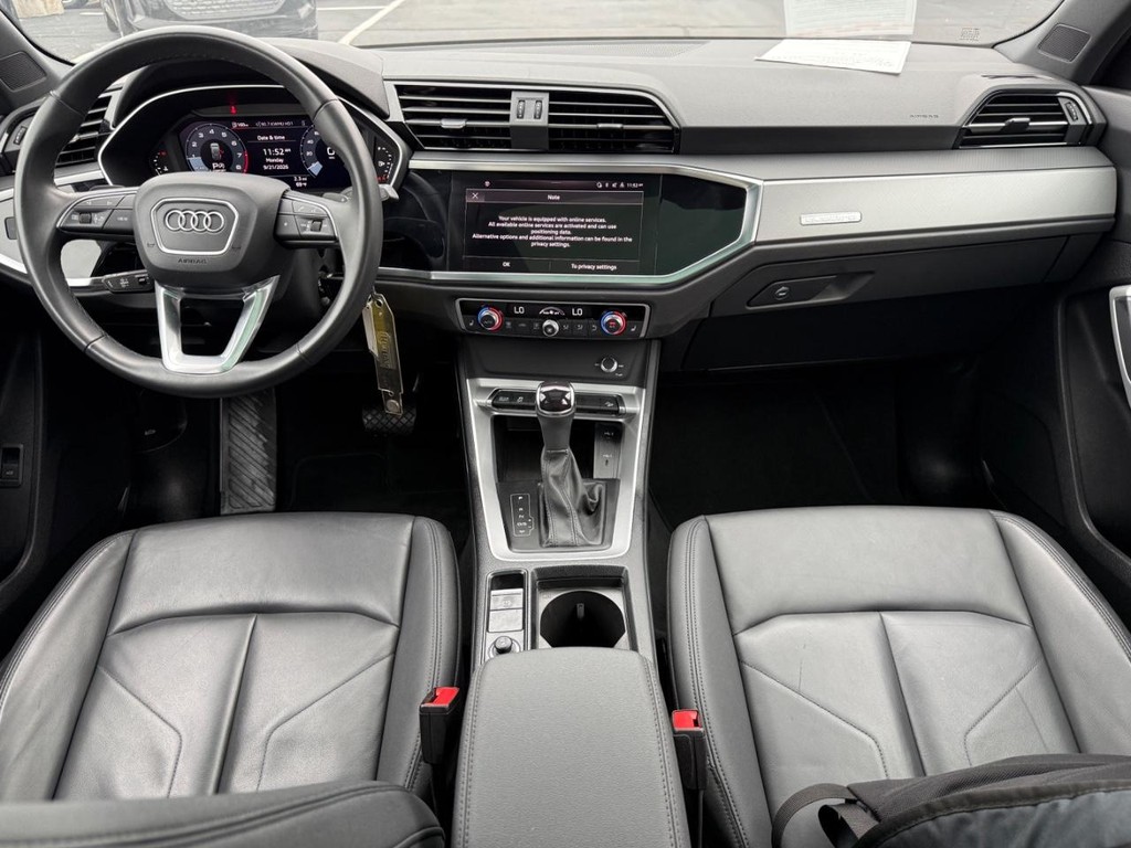 Audi Q3 Vehicle Full-screen Gallery Image 11