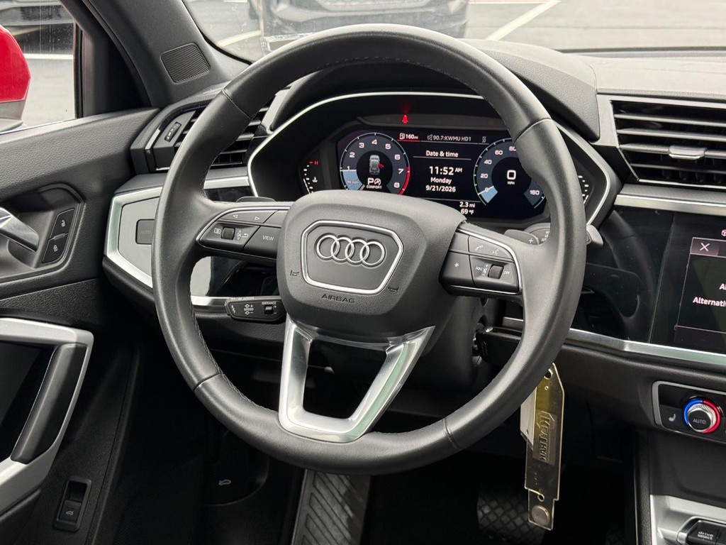 Audi Q3 Vehicle Full-screen Gallery Image 12