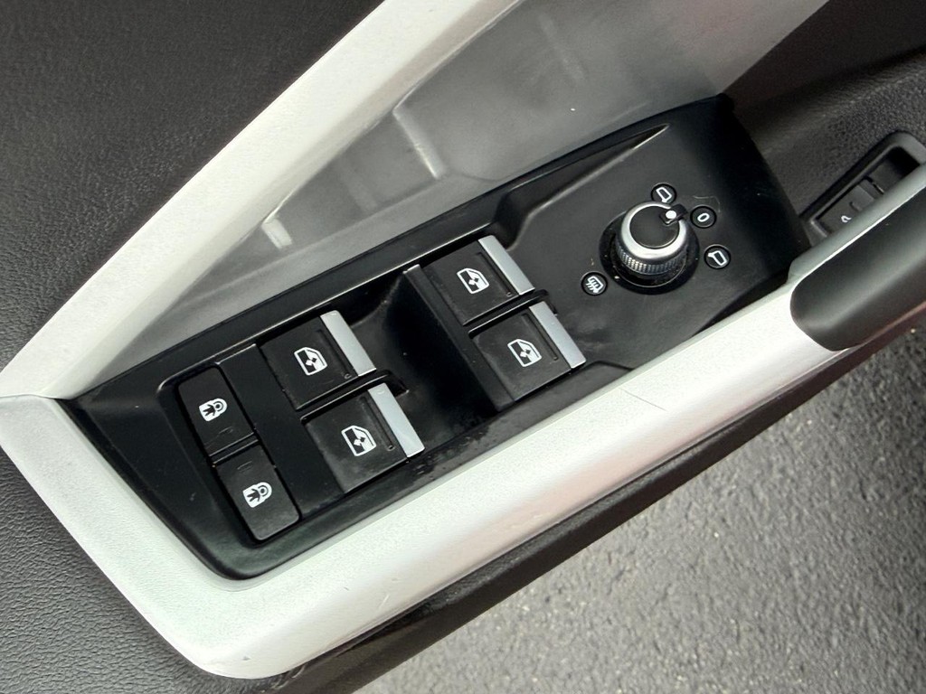 Audi Q3 Vehicle Full-screen Gallery Image 15