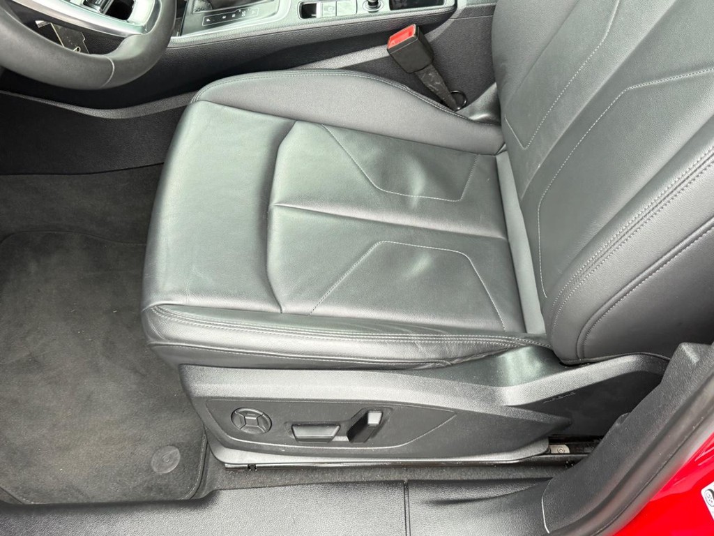 Audi Q3 Vehicle Full-screen Gallery Image 16