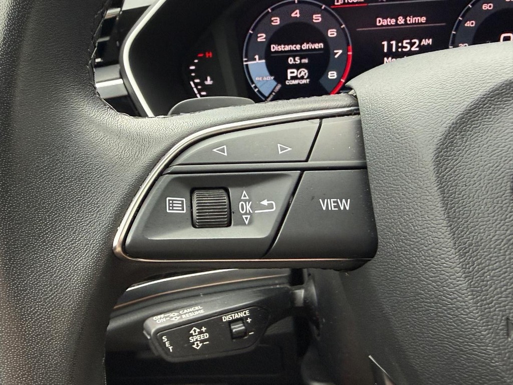 Audi Q3 Vehicle Full-screen Gallery Image 17