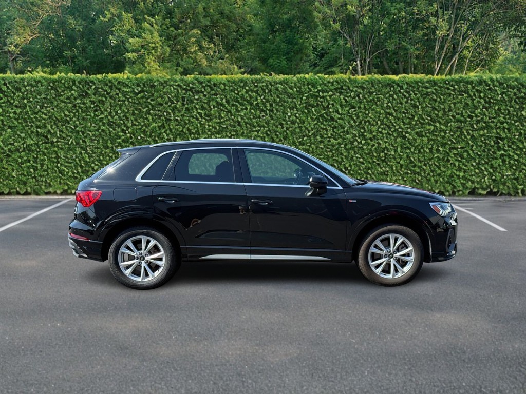 Audi Q3 Vehicle Full-screen Gallery Image 02